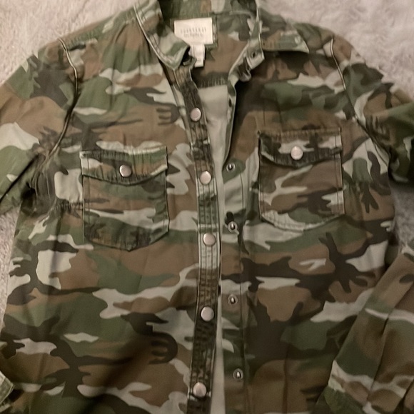 Button up - Picture 2 of 3